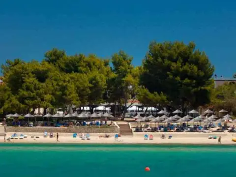 Portes Beach Hotel, Касандра