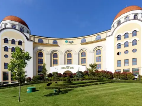 Алуа Хелиос Бей, Обзор