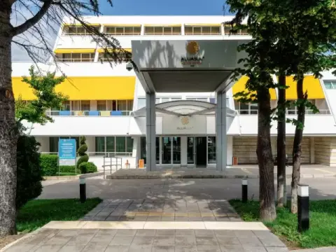 АлуаСън Хелиос Бийч, Обзор